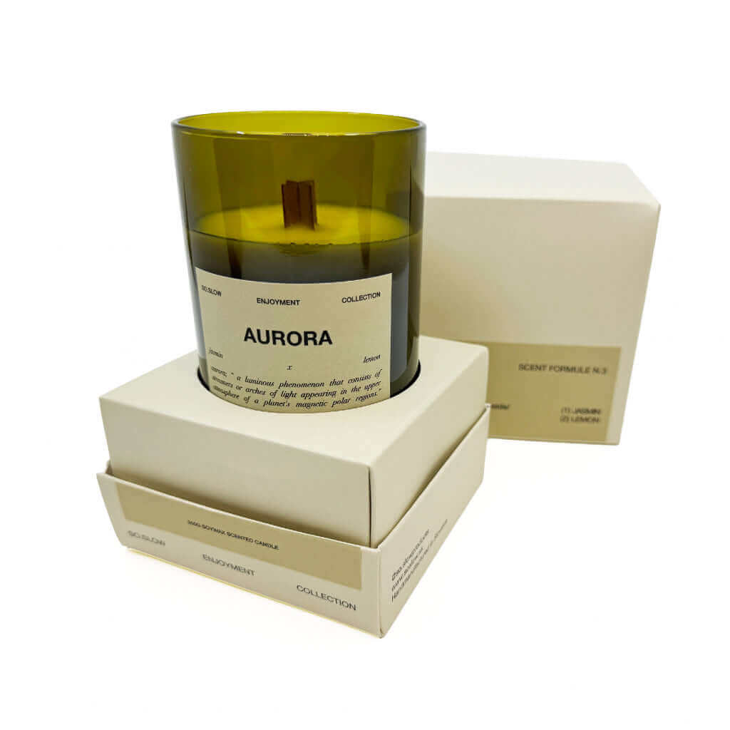 Svíčka Aurora v elegantním obalu, ideální pro relaxaci a vytvoření příjemné atmosféry doma.