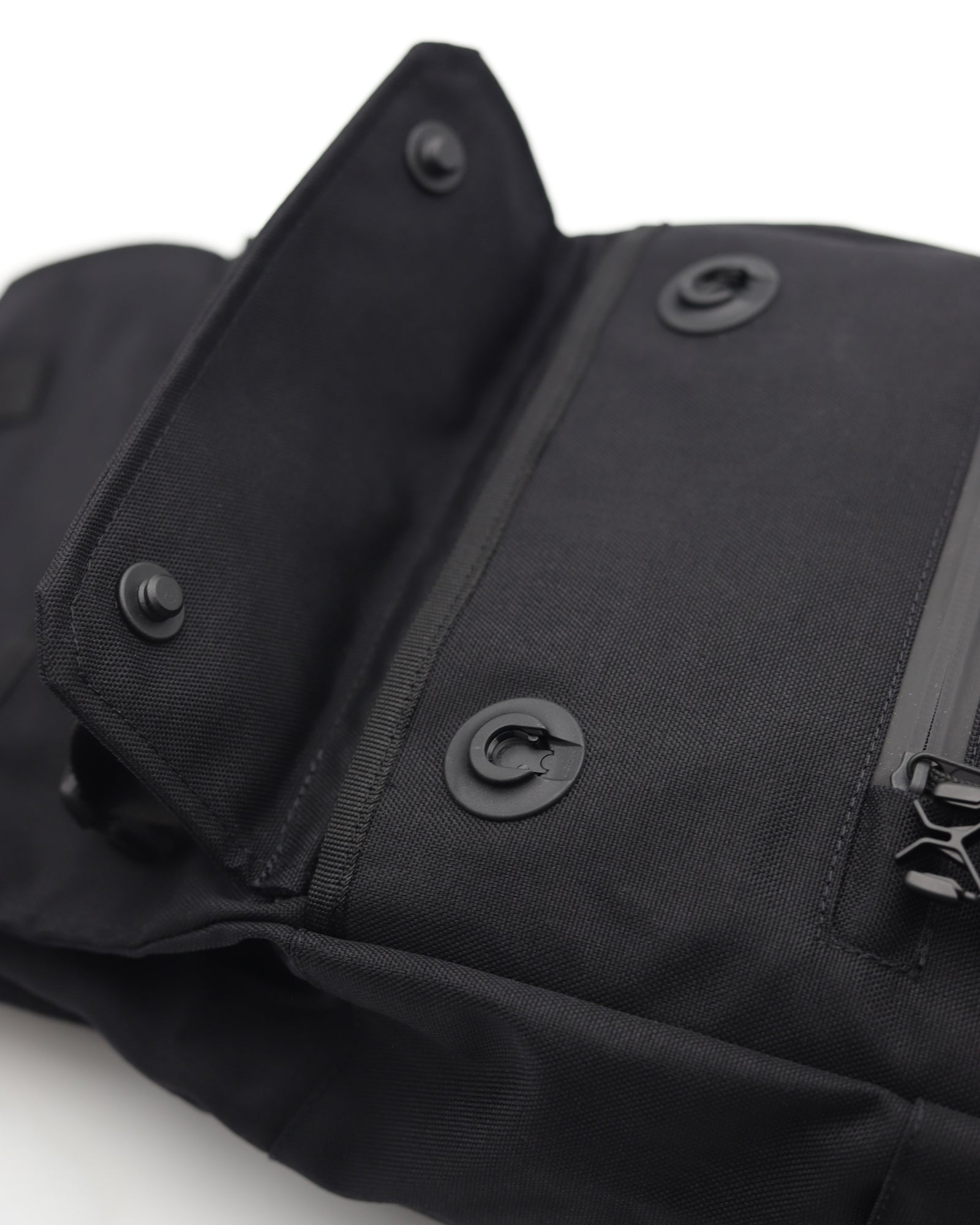 Minato Lite 20l - Tmavá čierna