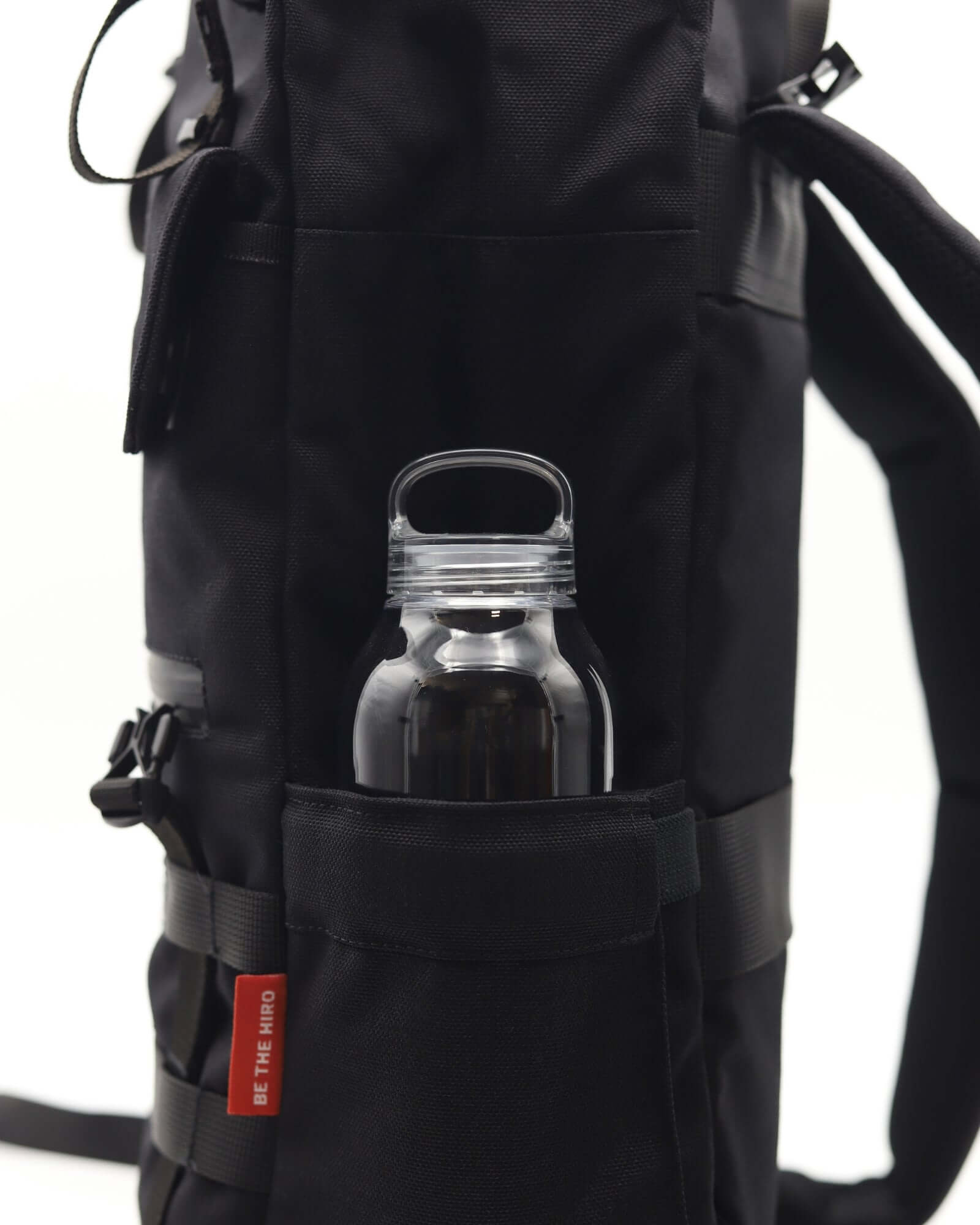 Minato Lite 2.0 batoh navy blue s vodní lahví zobrazenou v boční kapse.