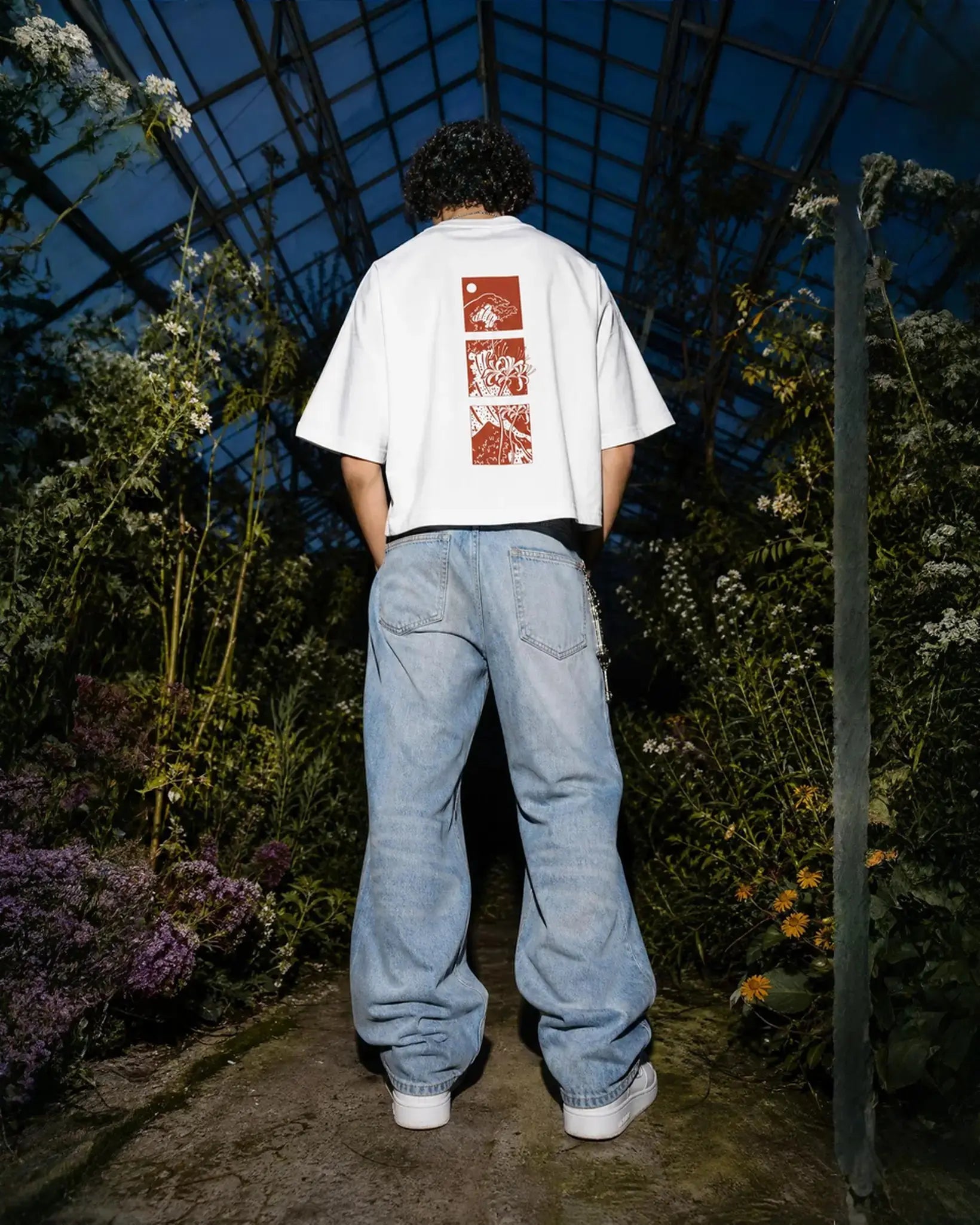 Spider Lily – biele skrátené oversized tričko Batohiro