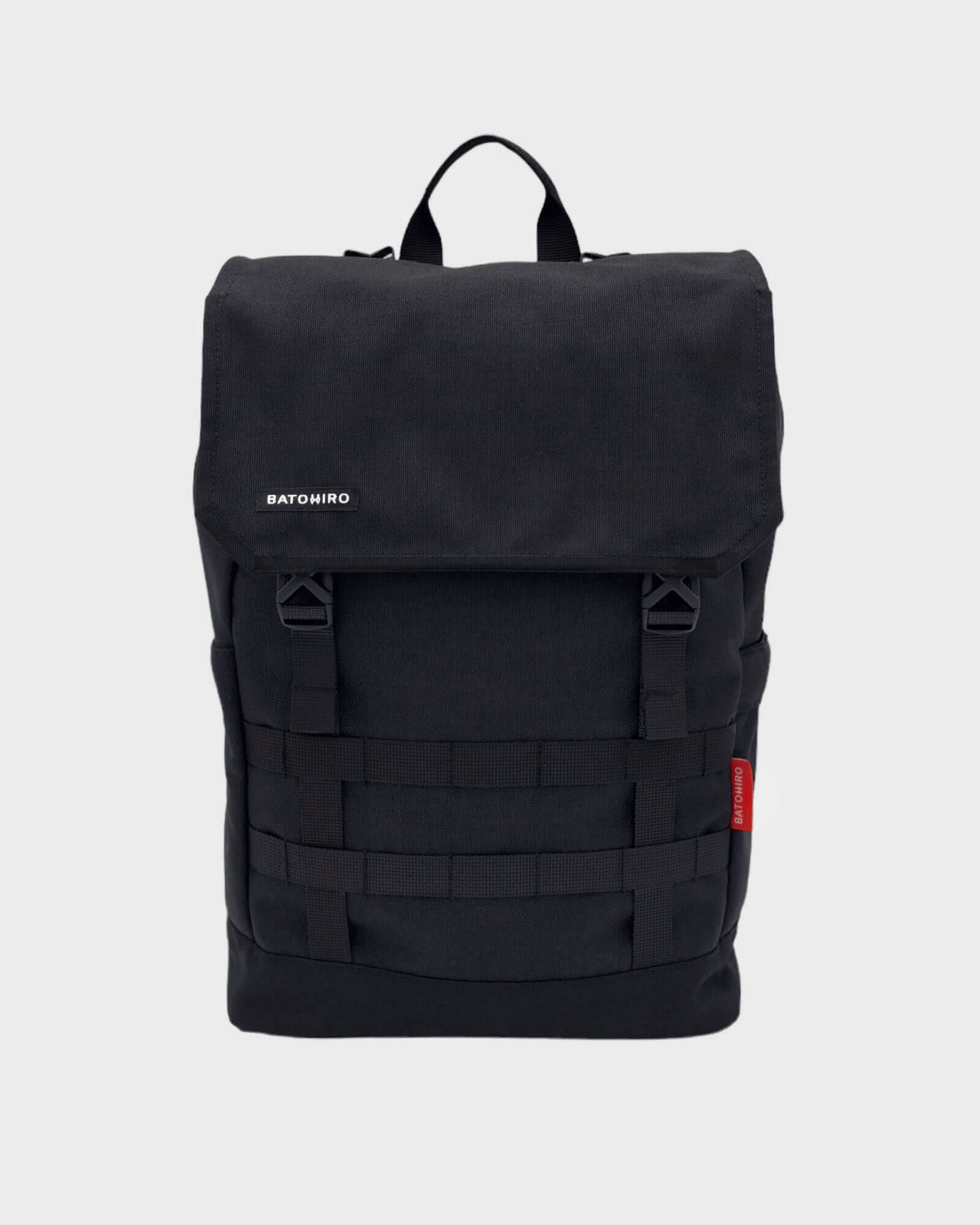 Černý batoh Minato Lite s rozšiřovací funkcí, ideální pro městské dobrodružství a každodenní použití.