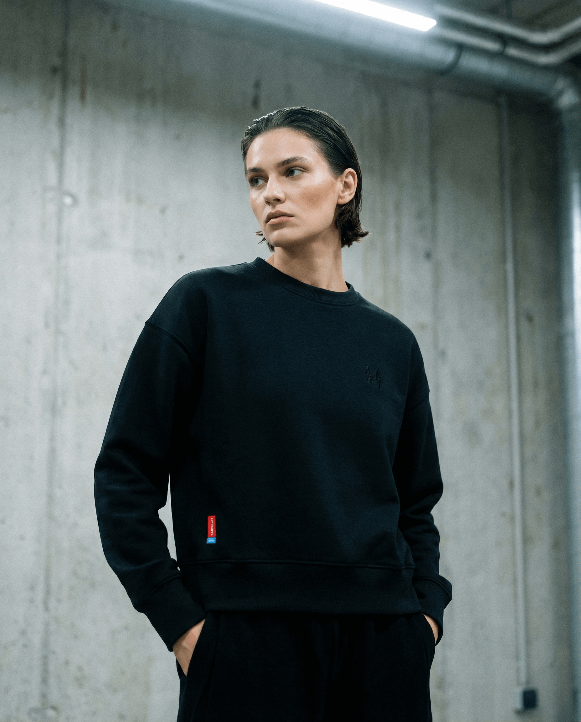 Batohiro 343 – Mikina Crewneck Black worn by a model in a modern urban setting.