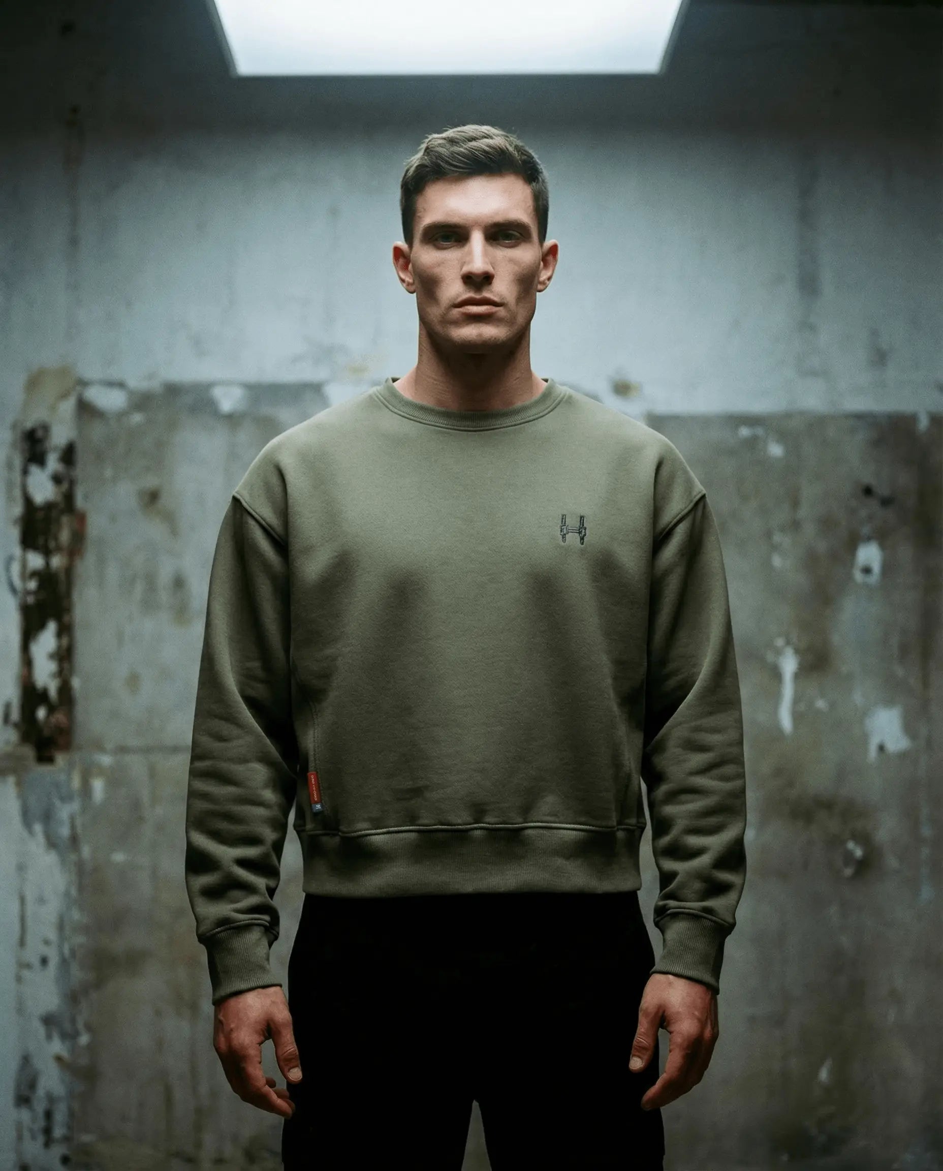 Batohiro 343 – Mikina Crewneck Green worn by a model in a minimalist setting.