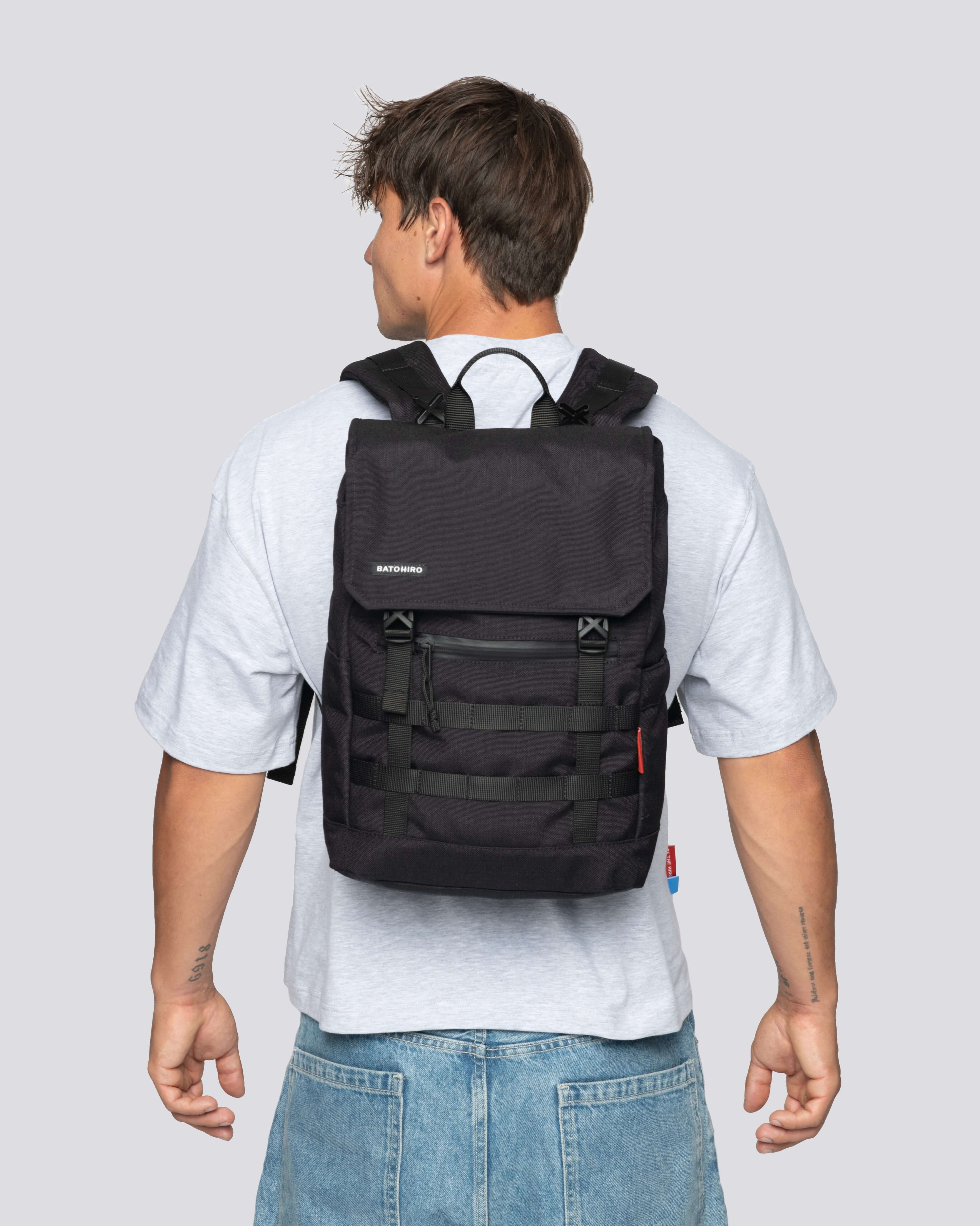 Minato Lite 2.0 batoh navy blue - model zepředu, nosí černý batoh s nastavovacími popruhy.