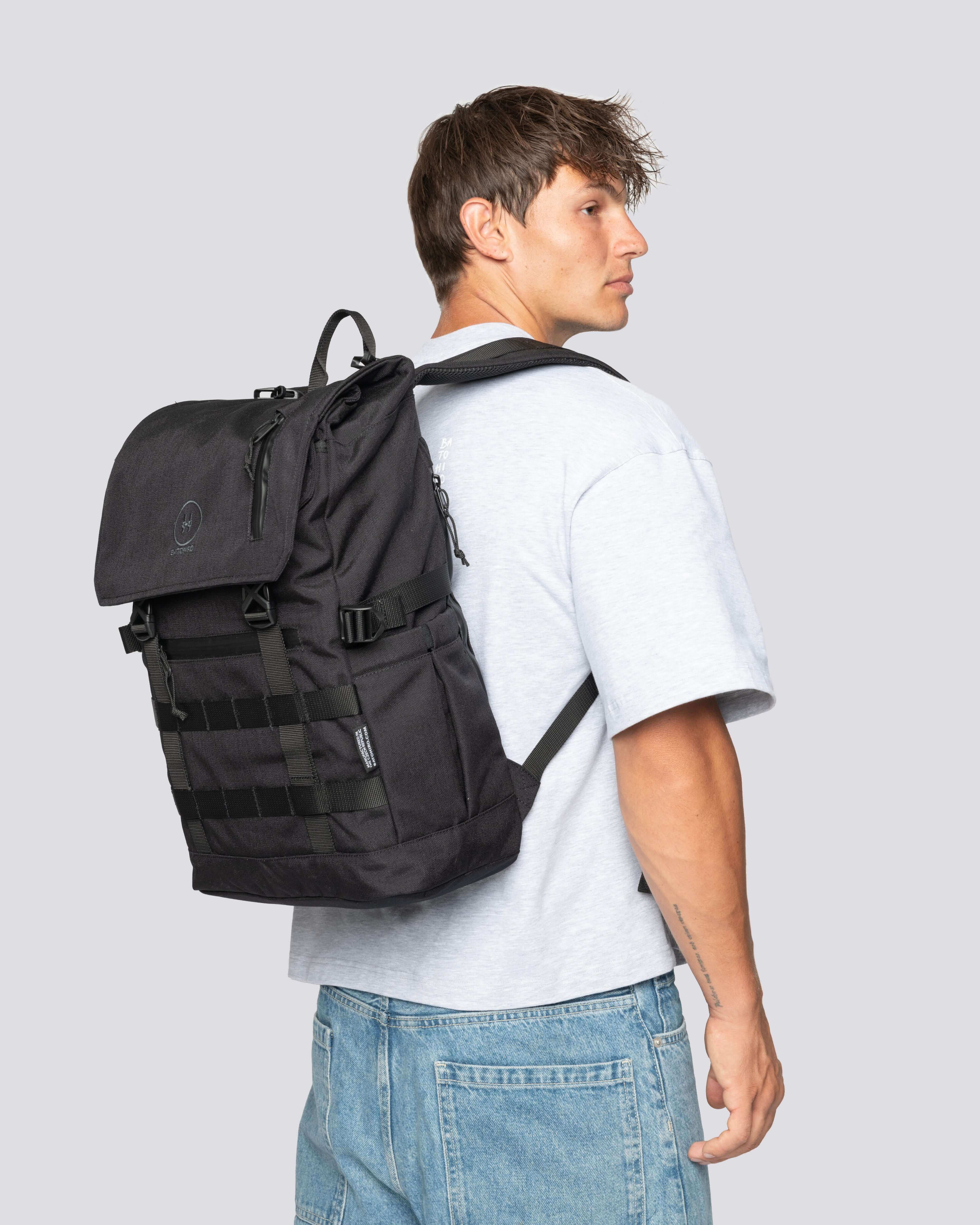 Minato Premium batoh – Black Knight, moderní černý batoh s odolným designem a funkčními detaily.