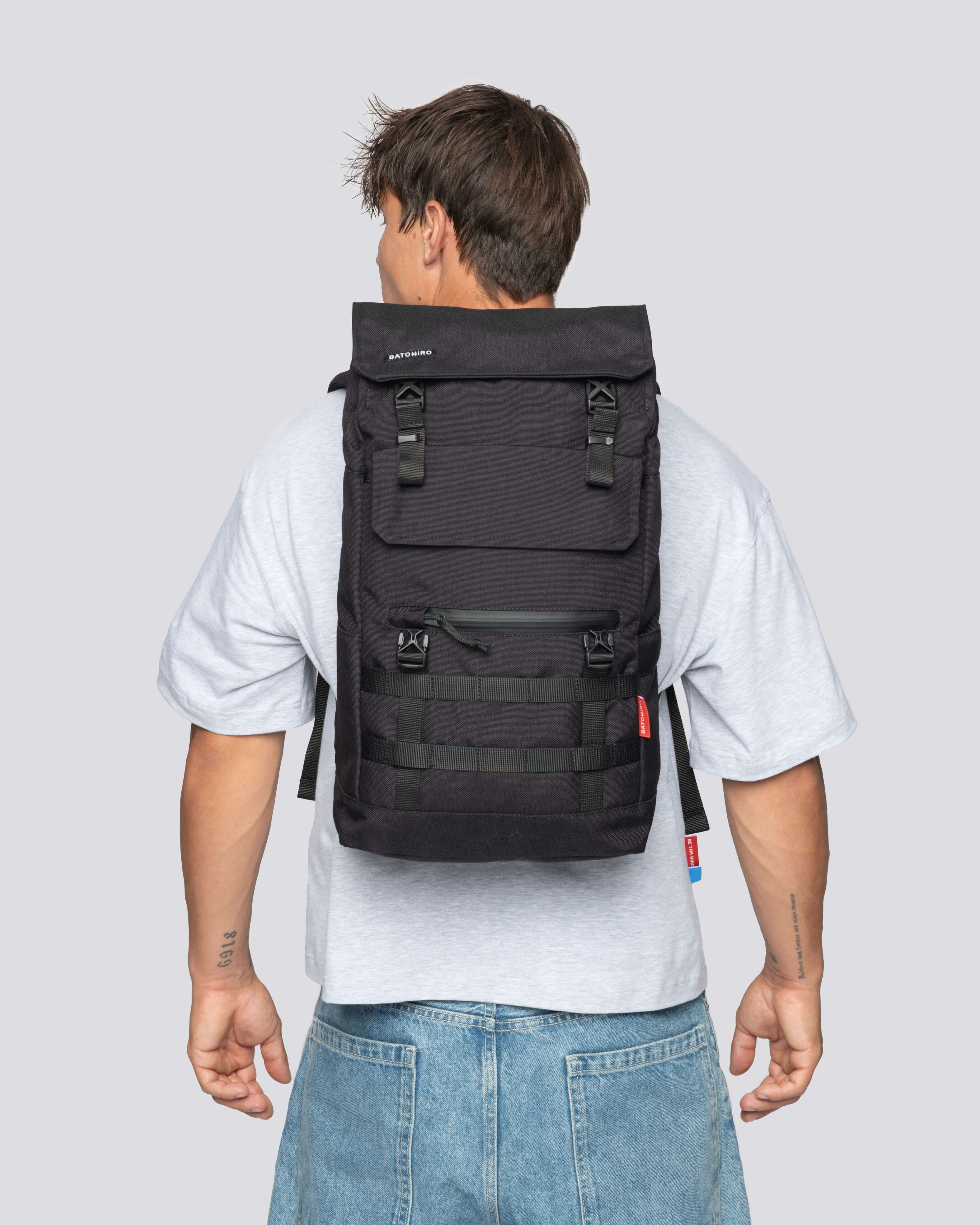 Minato Lite 2.0 batoh navy blue na zádech muže ve světle šedém tričku