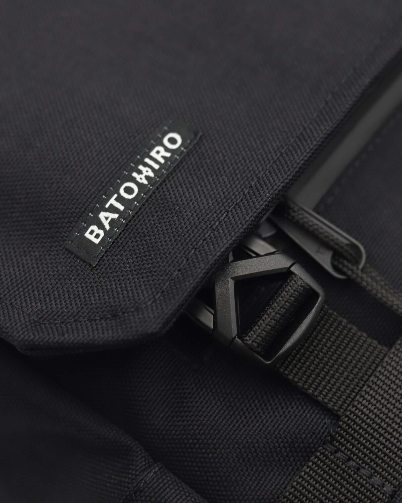 Detail of the Minato Lite 2.0 batoh navy blue showcasing the BATOWIRO label and zipper.
