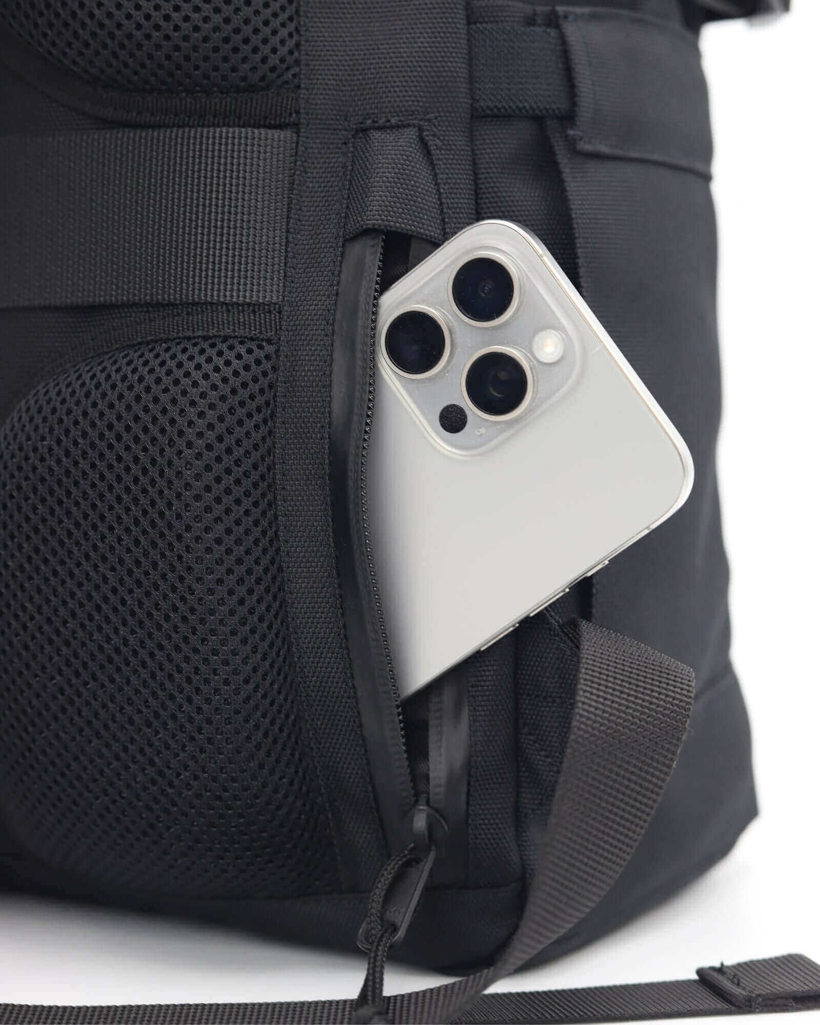 Minato Premium 6.0 – Black Knight showing a smartphone in a side pocket of a black backpack.