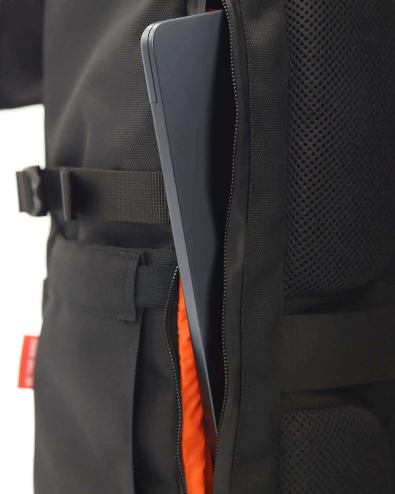 Minato Premium 6.0 – Black Knight backpack with laptop compartment and waterproof fabric.