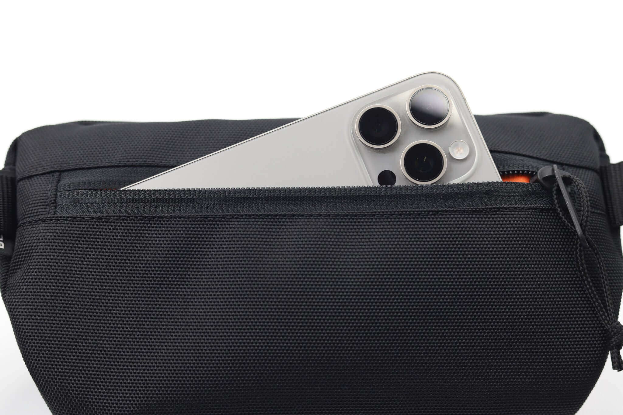 Sora 2.0 - Black Knight bag with smartphone partially visible in the zipper pocket.