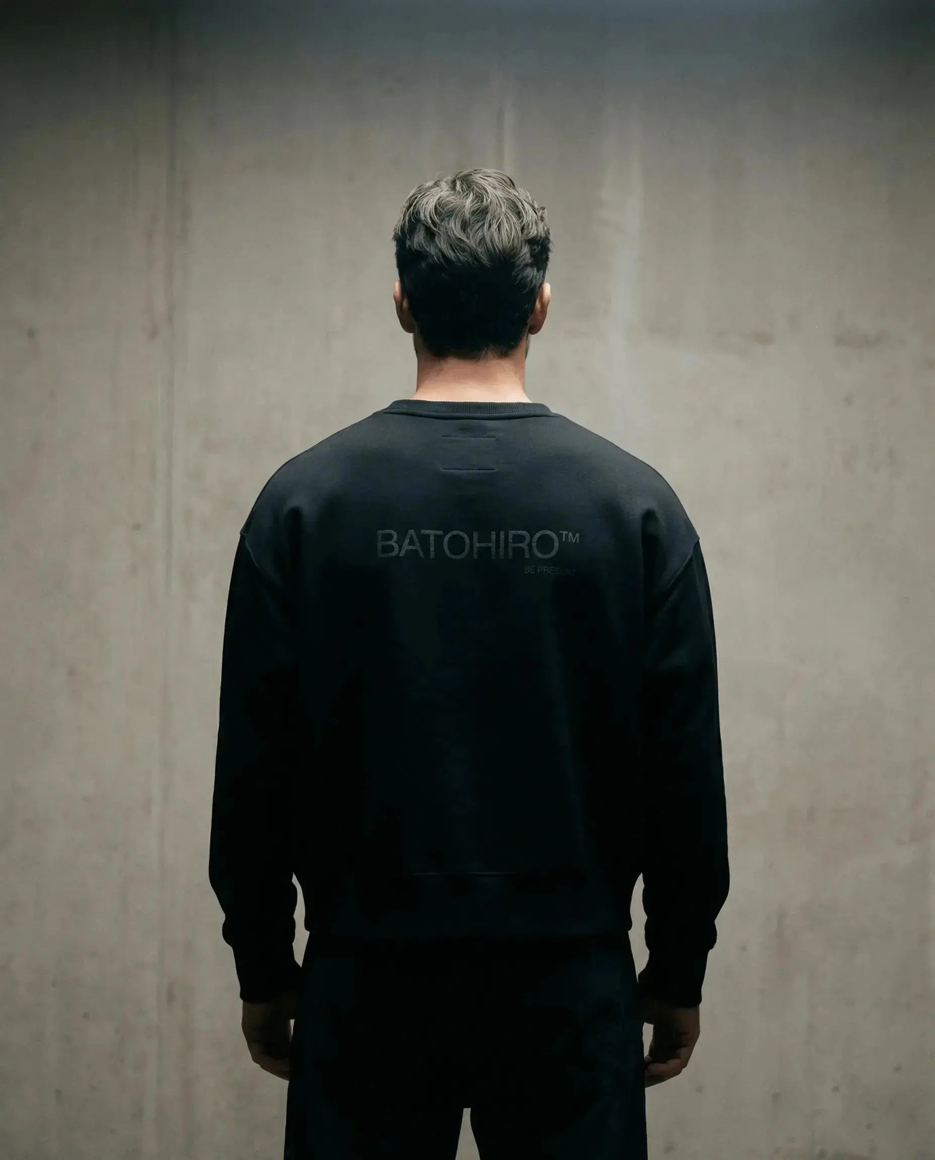 Gekürzter Pullover 343 – Rundhalsausschnitt, schwarzer Rucksack Batohiro