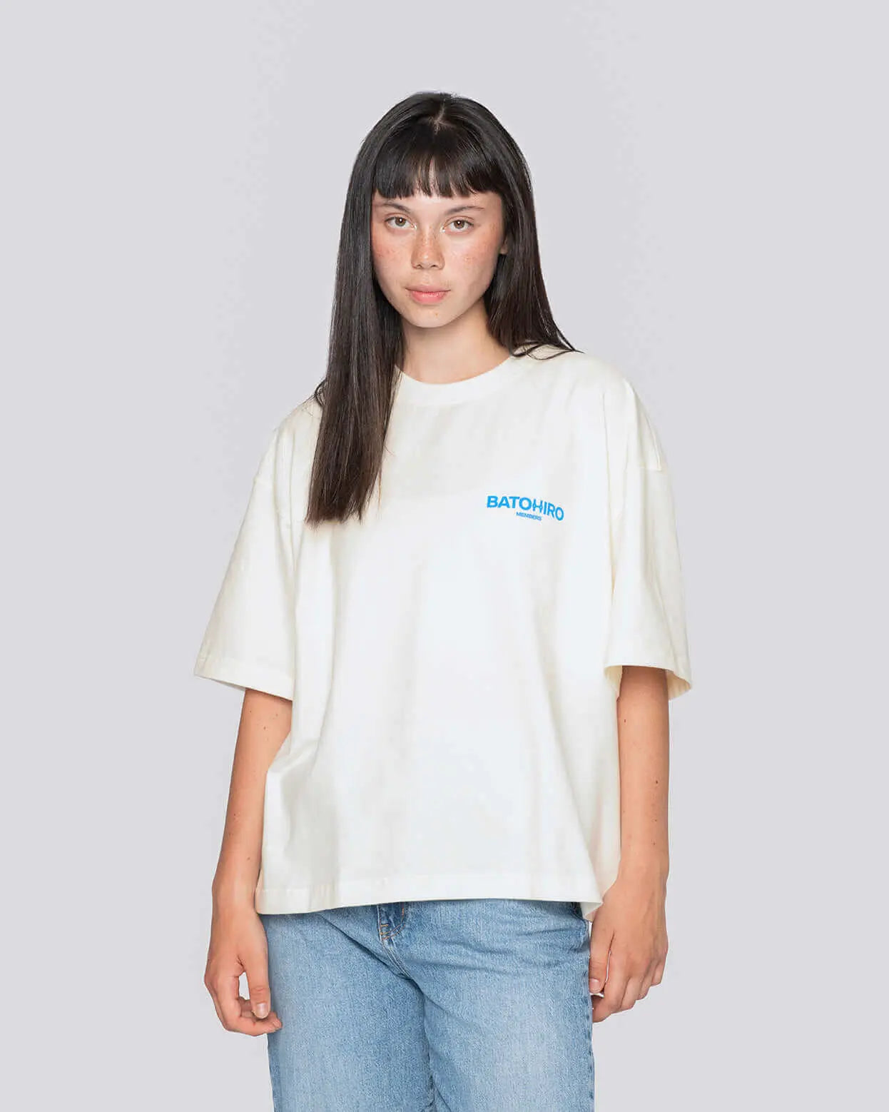 Žena v oversized tričku Batohiro s modrým logem, ideální pro moderní styl a komfort.