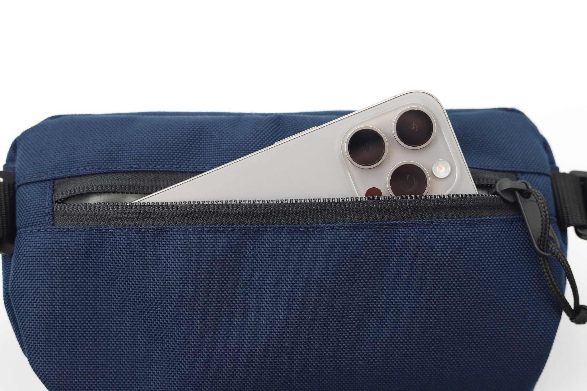 Ledvinka Sora 2.0 v námořnické modré s mobilním telefonem uloženým v kapse