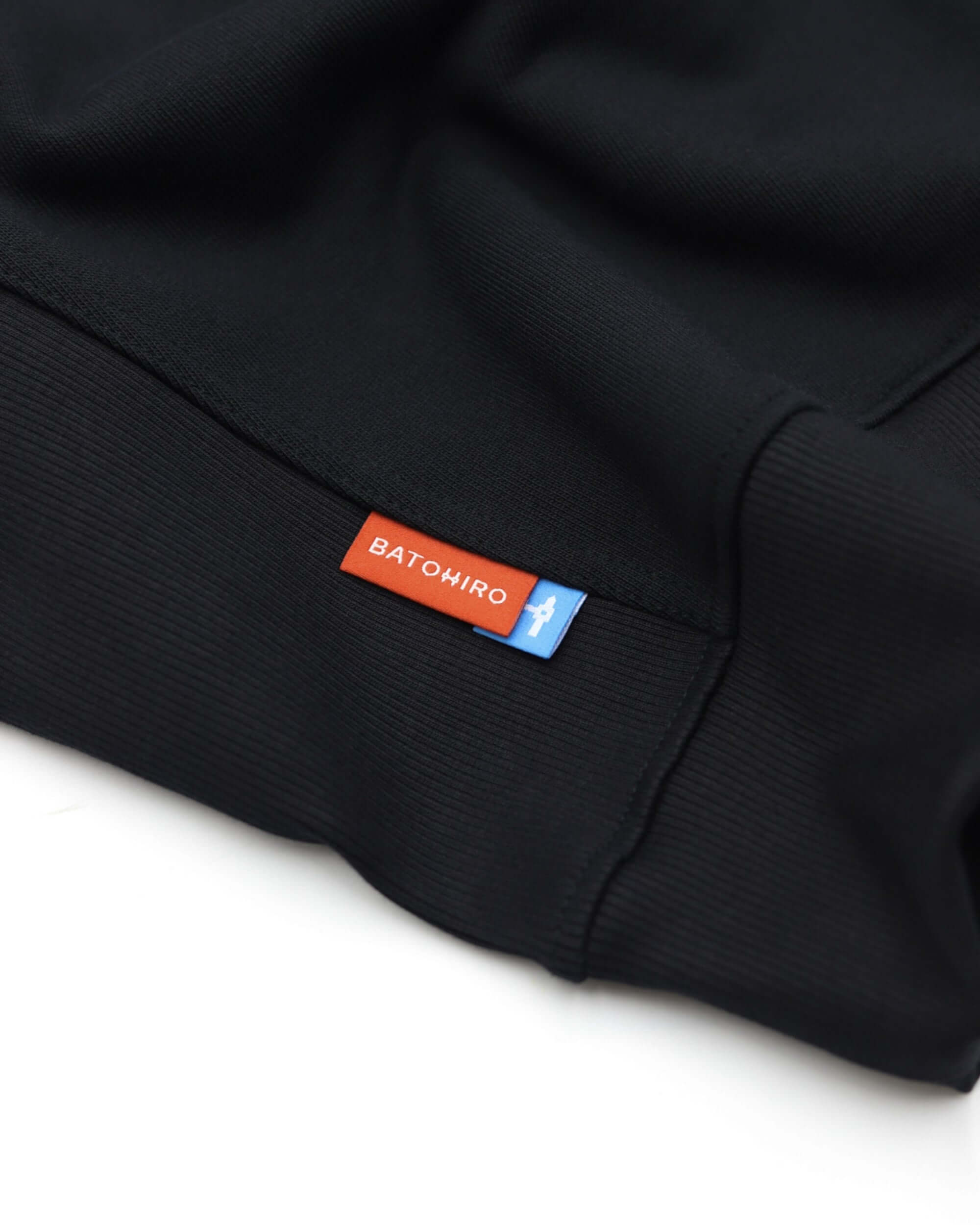 Detail of Batohiro 343 černá mikina bez kapuce with logo tag on the cuff showing premium quality fabric.