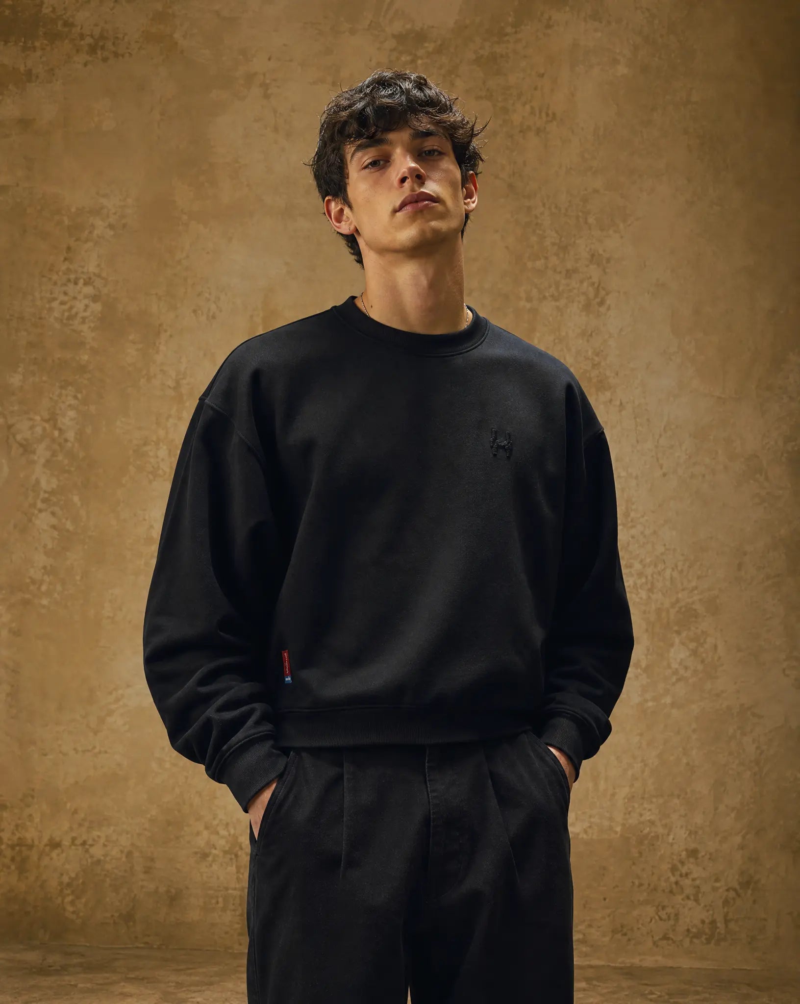 Skrátená mikina 343 – čierny batoh Crewneck Batohiro